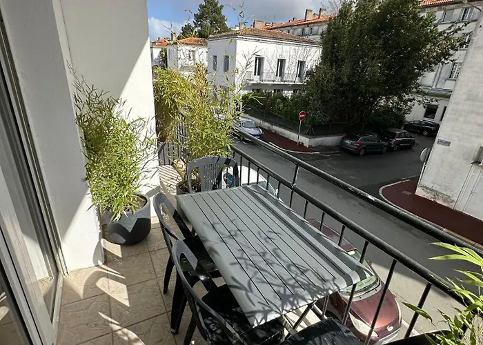Maison de ville plein centre, 3 étoiles, à 200m de la plage, parking privé, WIFI