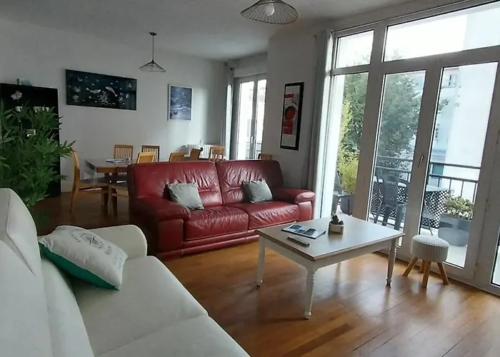 Maison de ville plein centre, 3 étoiles, à 200m de la plage, parking privé, WIFI